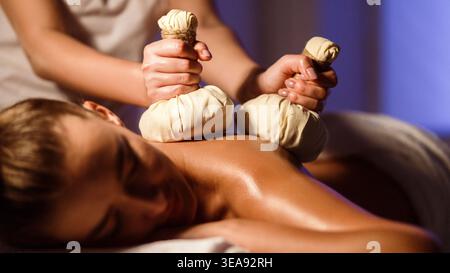 Orientalische Therapie Salon. Frau mit Herbal Massage Stockfoto