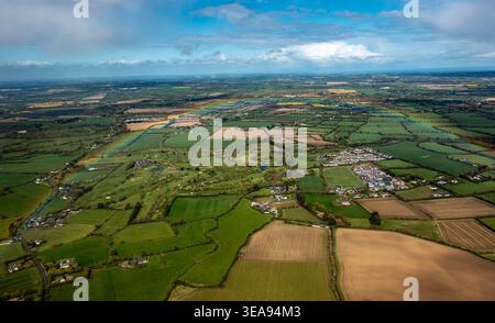 Luftaufnahme der grünen Agrarlandschaft und der Flickenteppichfelder des County Dublin, Irland, kurz nach dem Start vom Flughafen Dublin. Stockfoto