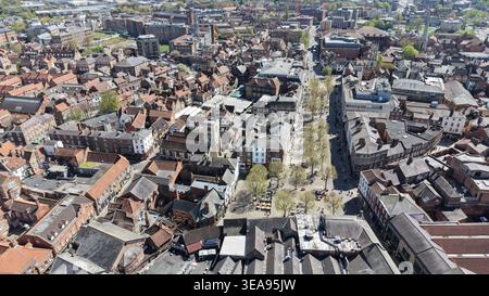 Die Parliament Street ist eine große, breite Fußgängerzone im Herzen des Stadtzentrums von York Stockfoto