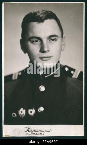 Formelles Atelierporträt eines Militärs mit Abzeichen. Authentisches sowjetisches Foto. Stockfoto