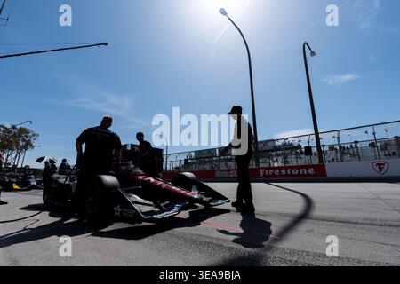 Der Fahrer DER NTT INDYCAR-SERIE STING RAY ROBB (77) (USA) aus Payette, ID, kommt während eines Übungssitzes für den Acura Grand Prix von Long Beach an den Straßen von Long Beach in LONG Beach, CA. Stockfoto