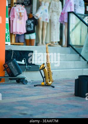 USA, Hollywood, Florida - 27. März 2026: Ein goldenes Saxophon sitzt an einem sonnigen Frühlingnachmittag auf einem Stand auf dem gepflasterten Hollywood Beach Broadwalk. Stockfoto