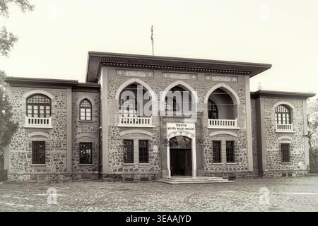 13. August 2025, Ulus - Ankara: Ein nostalgischer sepiafarbener Außenblick auf das erste Gebäude der Großen Nationalversammlung von Türkiye (TBMM), heute der Krieg von Stockfoto
