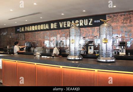 Veracruz, Mexiko - 27. Oktober 2025: Innenraum der Cafeteria La Parroquia de Veracruz auf dem Malecon des Hafens der Hauptstadt, um traditionelle Getränke zu trinken Stockfoto