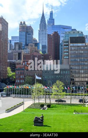 New York, USA, 21. März 2026. Teilweiser Blick auf die Skyline von Midtown Manhattan, einschließlich des berühmten Chrysler Building (C), aus Sicht des United Nat Stockfoto