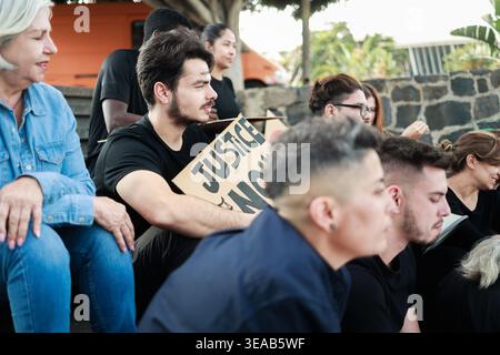 Gruppierungen protestieren gegen Finanzkrise und Lebenshaltungskosten Inflation - Demonstranten kämpfen für Gerechtigkeit - Fokus auf Banner Stockfoto