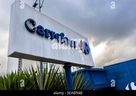 Sao Paulo, SP, Brasilien, 07. januar 2025: Ein flaches Bild eines großen weißen Carrefour-Supermarktschildes mit blau-rotem Logo Stockfoto