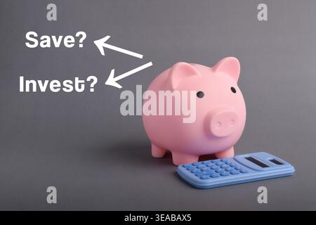 Sparkasse mit Rechner und Konzept „Save or Invest“. Finanzentscheidungen, Budgetierung, Sparstrategie vs. Investitionsstrategie. Stockfoto