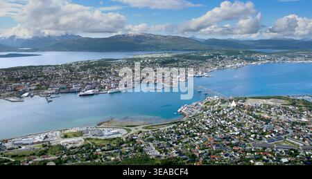 Panoramablick auf die Stadt Tromso vom Mt. Storsteinen im Sommer, Nordennorwegen. Eine berühmte Aussicht vom Gipfel von Fjellheisen, Tromso. Stockfoto