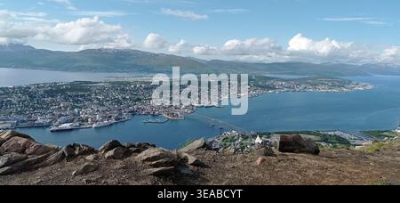 Panoramablick auf die Stadt Tromso vom Mt. Storsteinen im Sommer, Nordennorwegen. Eine berühmte Aussicht vom Gipfel von Fjellheisen, Tromso. Stockfoto