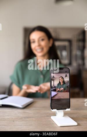 Frau, die zu Hause Vlog auf dem Smartphone aufnimmt Stockfoto