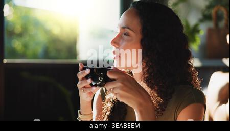 Tasse, Denken und Wellness mit Frau im Coffee Shop für Morgen oder Wochenende Gastfreundschaft. Inspiration, Entspannung und Vision beim Trinken von Getränken Stockfoto