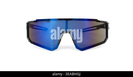 Diese futuristische Performance-Sonnenbrille verfügt über einen eleganten schwarzen Rahmen und leuchtend blaue Spiegelgläser, die perfekt für einen aktiven Lebensstil sind Stockfoto