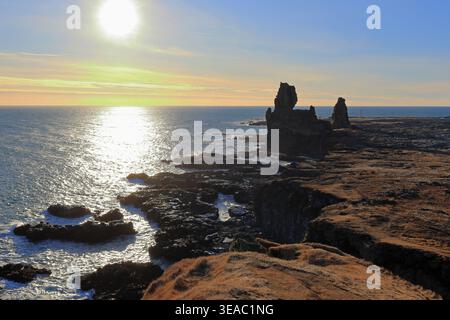 Lóndrangar, Natursteinformation auf der Halbinsel Snæfellsnes in Hellnar, Island Stockfoto