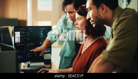 Computer, Programmierung und Forschung mit Geschäftsleuten im Büro für die Überprüfung, den Bildschirm und das Projekt durch Programmierer. Web-Entwickler, Software-Engineer und Techniker Stockfoto
