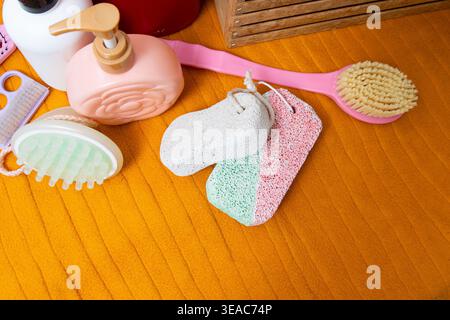 Badezimmerzubehör für die Fußpflege. Bimsstein und Bürste für Fersen und Beine. Hintergrund der Draufsicht. Gesundheit Körperpflege Set Stockfoto