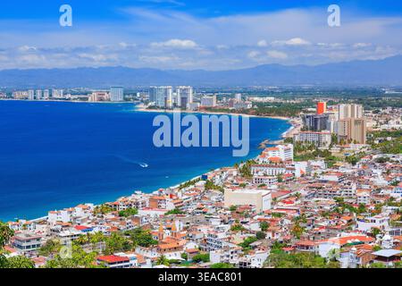 Panoramablick auf die Innenstadt von Puerto Vallarta, Mexiko. Stockfoto