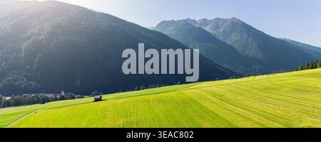 Malerische Landschaft kleine Holzhütte auf grüner österreichischer Almwiesen in den Kals Tiroler Alpen mit Berggipfeln Stockfoto