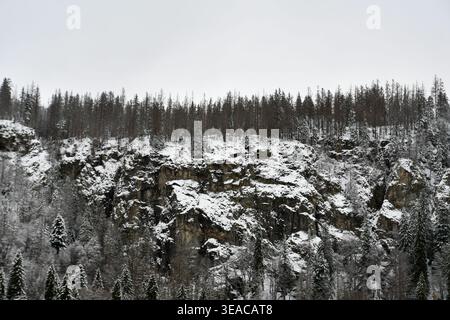 Winter und Schnee in den Bergen Stockfoto