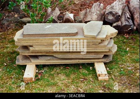 Stapel Steinplatten auf Holzstützen in Yard Stockfoto
