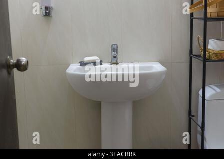 Sauberes Innenbad Waschbecken mit Seife und Wasserhahn Befestigung Szene Stockfoto