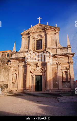 Barocke Kirche des Heiligen Ignatius, Grad in der Altstadt, Dubrovnik, Dalmatien, Kroatien. Blauer Himmel Hintergrund. Stockfoto