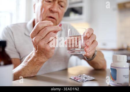 Hände, Wasser und alter Mann mit Pillen zu Hause zur Verschreibung, chronische Medikamente und Tagesablauf. Ruhestand Wellness, Seniorin und Tablets für Stockfoto