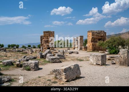 UNESCO-Weltkulturerbe: Pamukkale Travertinterrassen und antike Ruinen von Hierapolis mit Aphrodisias, Türkei Stockfoto