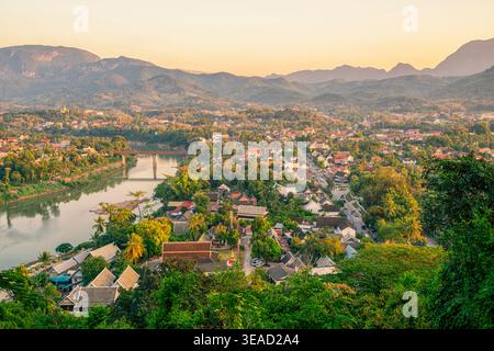 Golden Hour aus der Vogelperspektive auf das historische Luang Prabang und den Mekong-Fluss, Laos Stockfoto