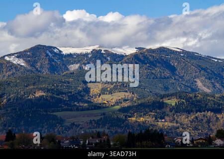 Schnee im Oktober 2025 auf den Gipfeln der Grebenzen bei Friesach in Kärnten, Österreich Stockfoto