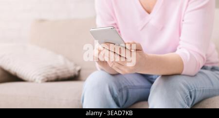 Active Senior Frau surfen auf modernen Smartphone Stockfoto