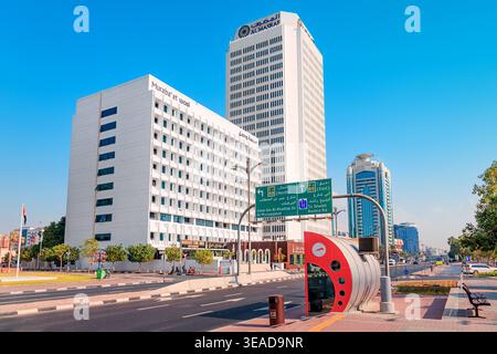9. Januar 2026, Dubai, Vereinigte Arabische Emirate: Deira-Viertel mit den Gebäuden Muraba'at Wasl und Al Masraf entlang einer sauberen Straße und einer modernen Bushaltestelle Stockfoto
