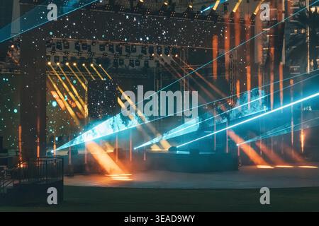 9. Januar 2026, Dubai, VAE: Lebendige Laserstrahlen und Bühnenlichter beleuchten eine leere Konzertbühne im Freien und schaffen eine dynamische Atmosphäre für ein Live-Erlebnis Stockfoto