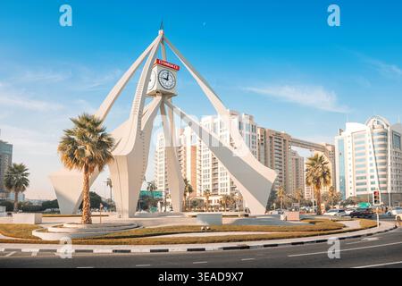 10. Januar 2026, Dubai, VAE: Deira Clocktower, ein historisches Wahrzeichen und architektonisches Denkmal, das in einem Kreisverkehr der Stadt herausragend steht Stockfoto