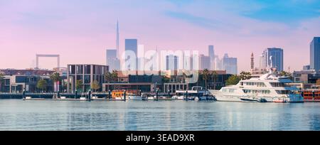 10. Januar 2026, Dubai, VAE: Flussdamm mit Yachten und Booten auf dem Wasser, mit der Skyline der Stadt einschließlich Burj Khalifa und Frame Tower Stockfoto