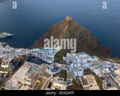 Aus der Vogelperspektive des Skaros Rock und der luxuriösen Imerovigli-Terrassen auf der Insel Santorin. Stockfoto