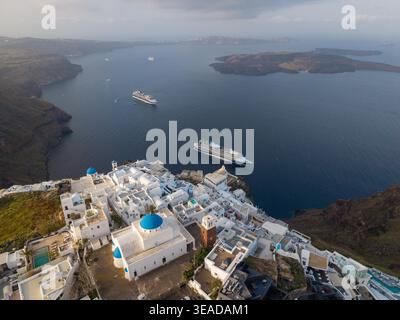 Vormittag Luftbild der Imerovigli-Kirche und Caldera-Kreuzfahrtschiffe in Santorin, Griechenland. Stockfoto