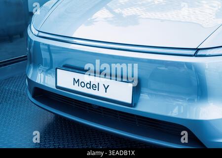 11. Januar 2025, Dubai, VAE: Tesla Model Y Elektroauto mit vorderem Stoßfänger und Motorhaube symbolisiert Innovation und nachhaltigen Transpor Stockfoto