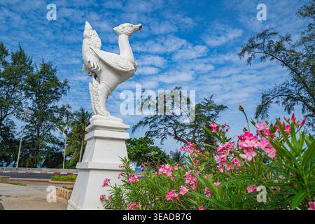 Phuket Thailand. 13. August 2025: Die weiße Skulptur leuchtet in Reinheit, während sich texturierte Wolken über den Himmel erstrecken und eine harmonische Balance zwischen ihnen bilden Stockfoto