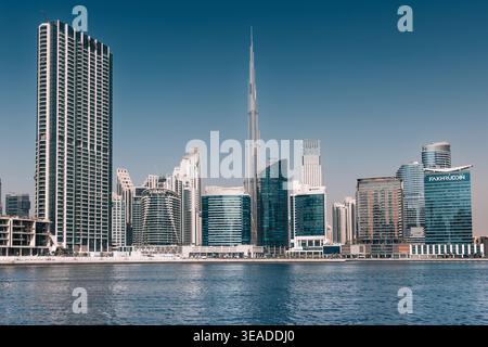12. Januar 2026, Dubai, VAE: Skyline mit dem berühmten Burj Khalifa und anderer zeitgenössischer Architektur mit Blick auf die ruhige Bucht Stockfoto