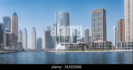 12. Januar 2026, Dubai, VAE: Moderne Architektur und urbane Wolkenkratzer säumen den Wasserkanal und zeigen die pulsierende Skyline und Entwicklung der Stadt Stockfoto