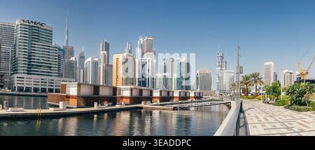 12. Januar 2026, Dubai, VAE: Stadtbild mit dem Burj Khalifa und modernen Wolkenkratzern über dem Marasi Business Bay Kanal Stockfoto
