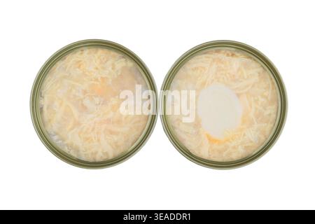 Draufsicht. Pastete für Katzen und Hunde in zwei Metallbehältern. Hühnerfleisch in Gelee. Container auf weißem Hintergrund isoliert. Konservierte Ernährung. Stockfoto