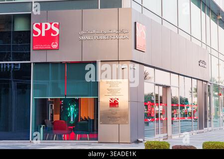 12. Januar 2026, Dubai, VAE: Außenfassade des Gebäudes der intelligenten Polizeistation mit moderner Technologie und Innovation für die Strafverfolgung in Städten Stockfoto