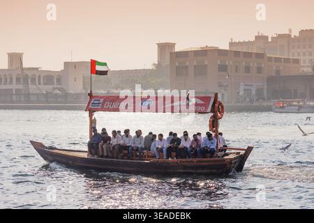 12. Januar 2026, Dubai, VAE: Traditionelles Abra-Boot, das den Creek überquert und zwischen Bur Dubai und Deira fährt, wobei Passagiere in den Vereinigten Arabischen Emiraten pendeln Stockfoto