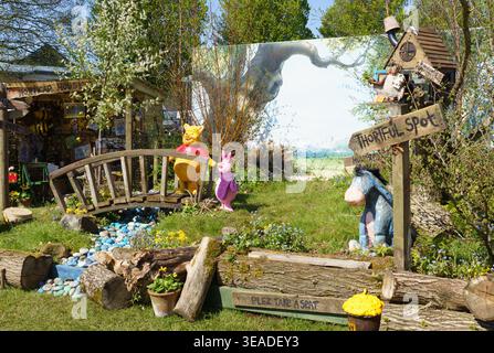 Harrogate Flower Show, Nth Yorkshire, 22. April 2026. Die Aussteller bereiten Stände vor, um die Eröffnung der Blumenausstellung vorzubereiten. Diese Ausstellung wurde von Horticap, einer in Harrogate ansässigen Gartenbauorganisation für Erwachsene mit Lernbehinderungen, erstellt. Es zeigt eine skurrile Gartenausstellung mit Figuren Puuh Bär und Ferkel, Kreationen von A. A. Milne, auf einer Holzbrücke am Harrogate Flower Show. Die preisgekrönte Ausstellung wurde von den Mitarbeitern der Wohltätigkeitsorganisation Erica Ward und Emma Hudson mit Freiwilligen und Studenten geleitet. Bridget Catterall/AlamyLiveNews. Stockfoto