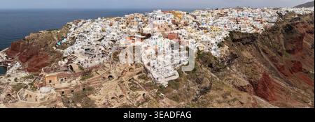 Grand Aerial Panorama von Oia Castle und Cliffside Village in Santorin. Stockfoto