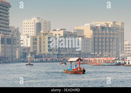 12. Januar 2026, Dubai, VAE: Traditionelles Abra-Boot, das den Creek überquert und zwischen Bur Dubai und Deira fährt, wobei Passagiere in den Vereinigten Arabischen Emiraten pendeln Stockfoto