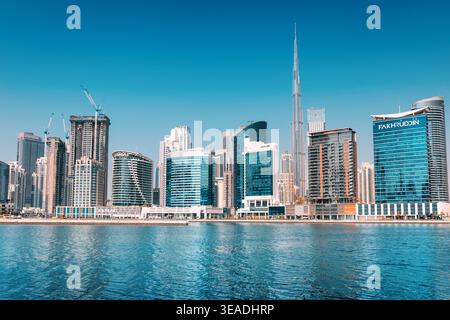 12. Januar 2026, Dubai, VAE: Skyline mit dem berühmten Burj Khalifa und anderer zeitgenössischer Architektur mit Blick auf die ruhige Bucht Stockfoto