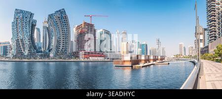 12. Januar 2026, Dubai, VAE: Dubai Wasserkanal mit zeitgenössischen Wolkenkratzern am Ufer, die die moderne Architektur und Entwicklung der Stadt zeigen Stockfoto
